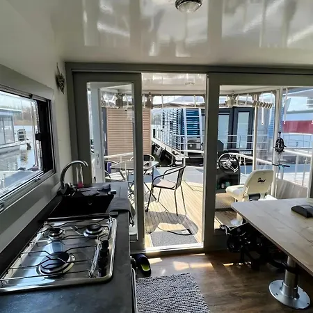 Hausboot Fine Botel